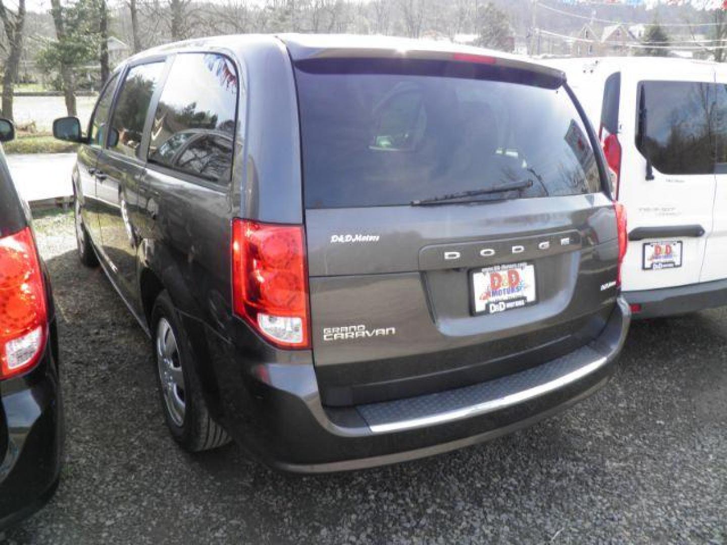 2018 GRAY Dodge Grand Caravan SE (2C4RDGBG7JR) with an 3.6L V6 engine, AT transmission, located at 19521 New George's Creek Rd SW, Barton, MD, 21521, (301) 463-2404, 39.524323, -79.017906 - Photo#3