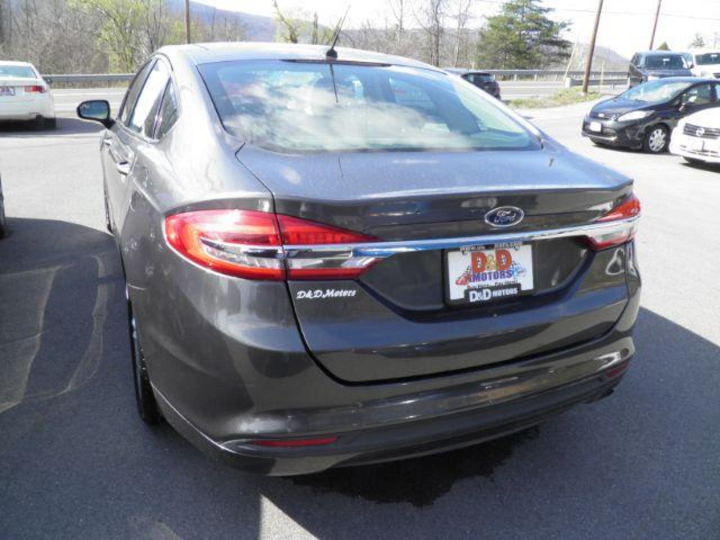 2018 GRAY Ford Fusion SE (3FA6P0H78JR) with an 2.5 L4 engine, AT transmission, located at 15520 McMullen Hwy SW, Belair, MD, 21502, (301) 729-3700, 39.581375, -78.846451 - Photo#4