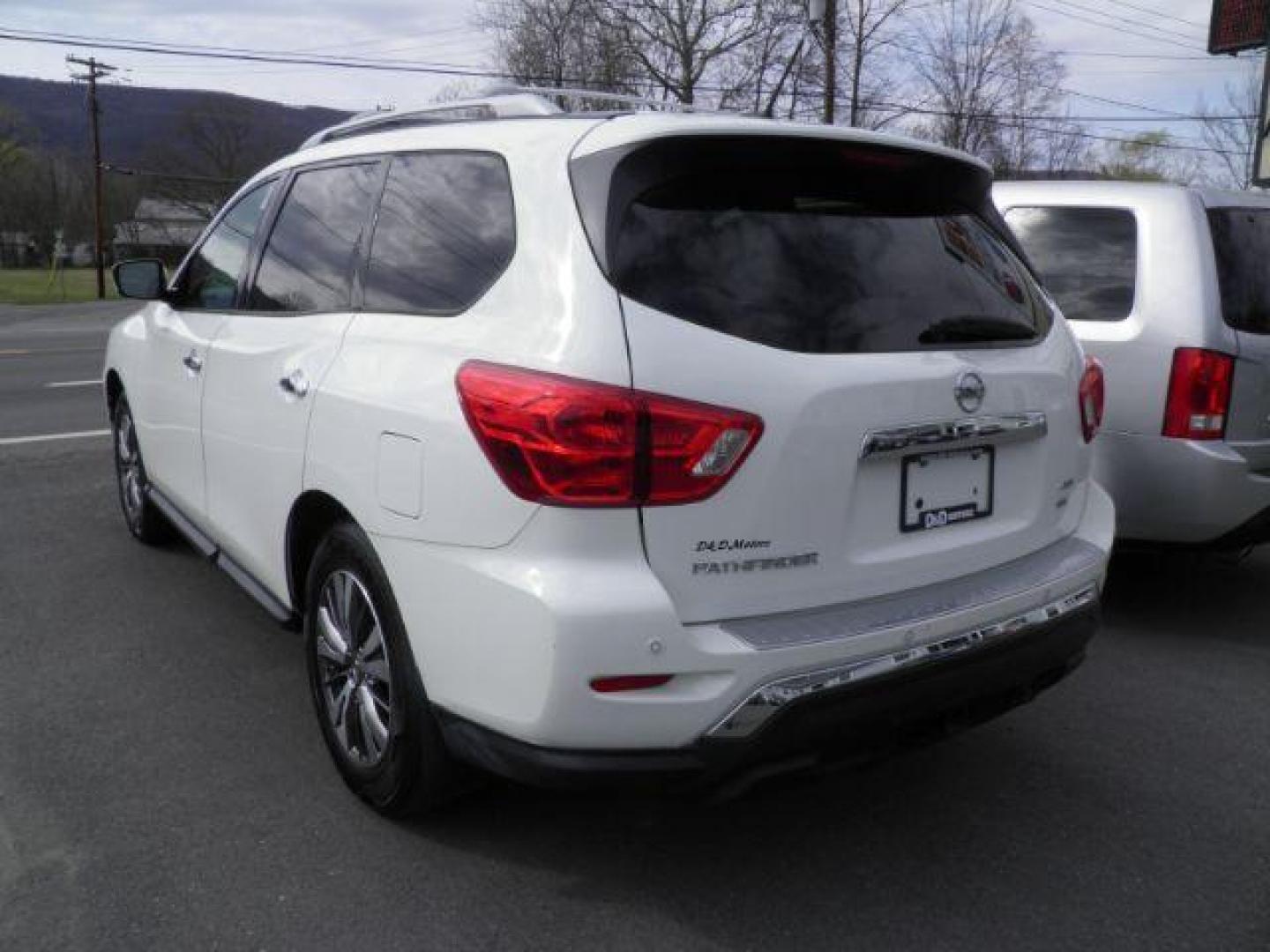 2018 WHITE Nissan Pathfinder SV 4WD (5N1DR2MM6JC) with an 3.5L V6 engine, CVT transmission, located at 19521 New George's Creek Rd SW, Barton, MD, 21521, (301) 463-2404, 39.524323, -79.017906 - Photo#5